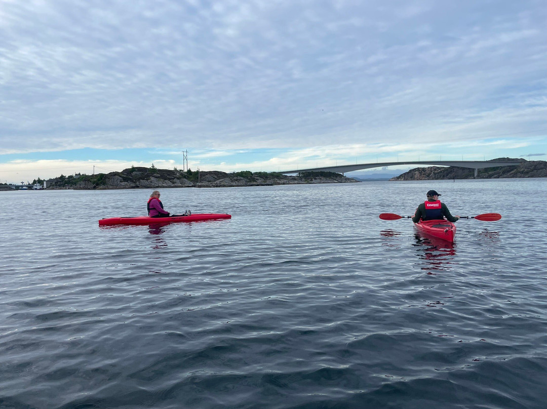 Kayakomat, Tjeldstø