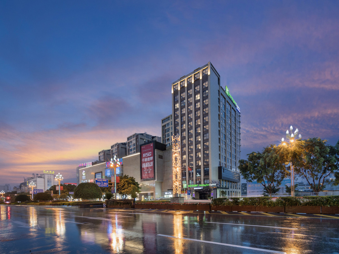 西昌中心智选假日酒店(火把广场月亮湖湿地公园店)