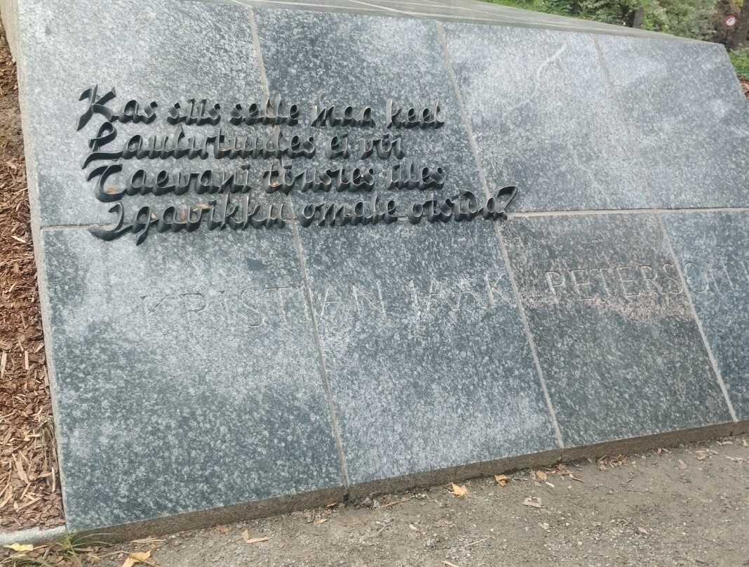 Monument to Kristjan Jaak Peterson-塔尔图必去景点