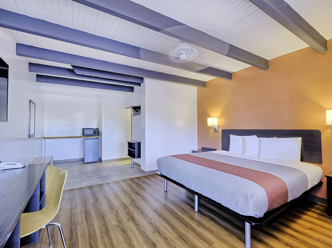 Bourbon酒店住宿-Motel 6 Sullivan