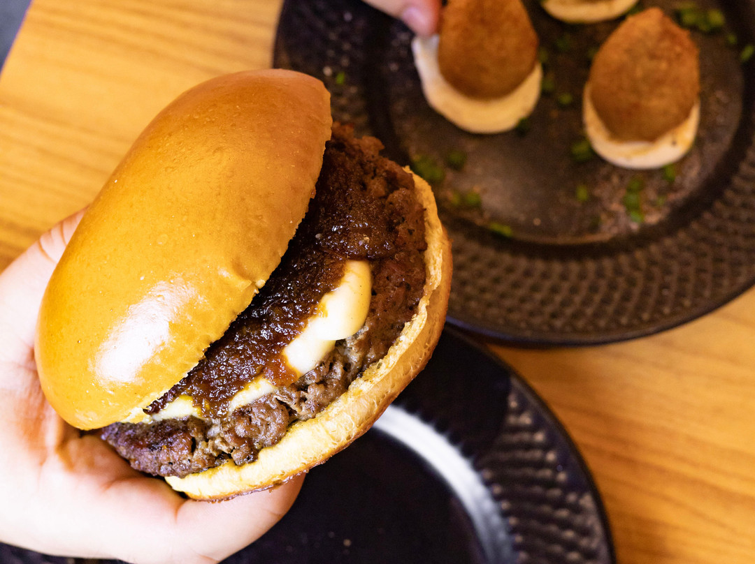 L Jay Burgers