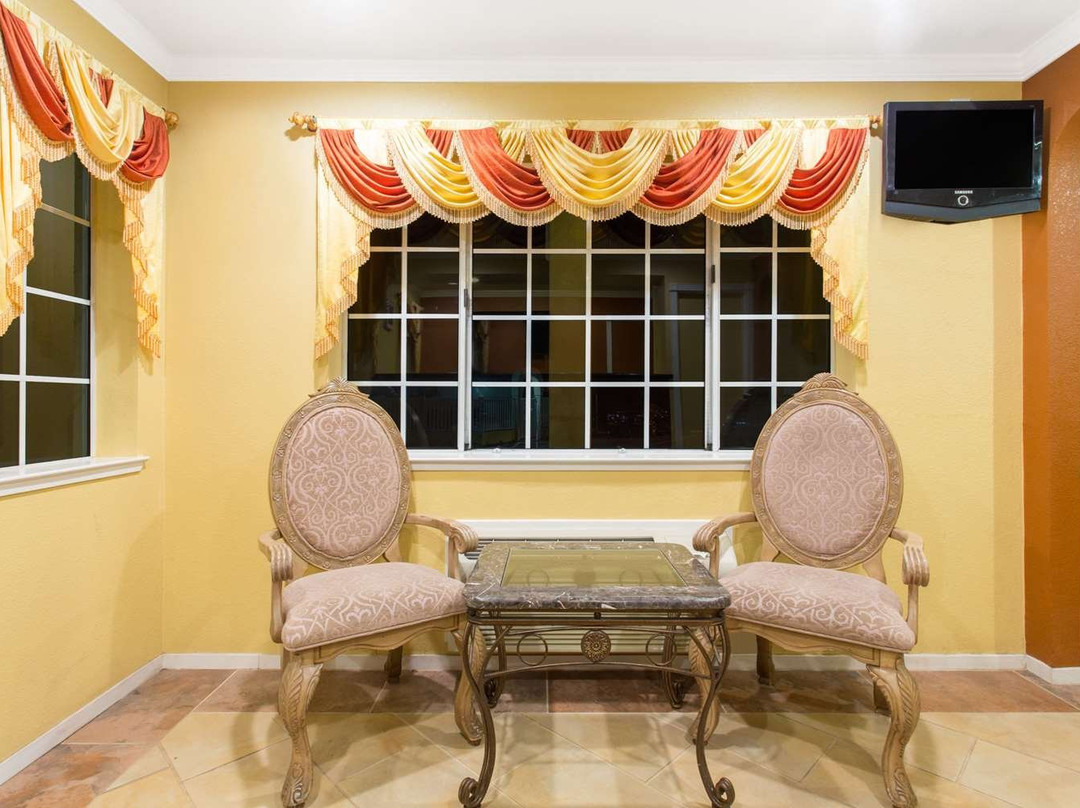 Upper Lake Inn and Suites主图