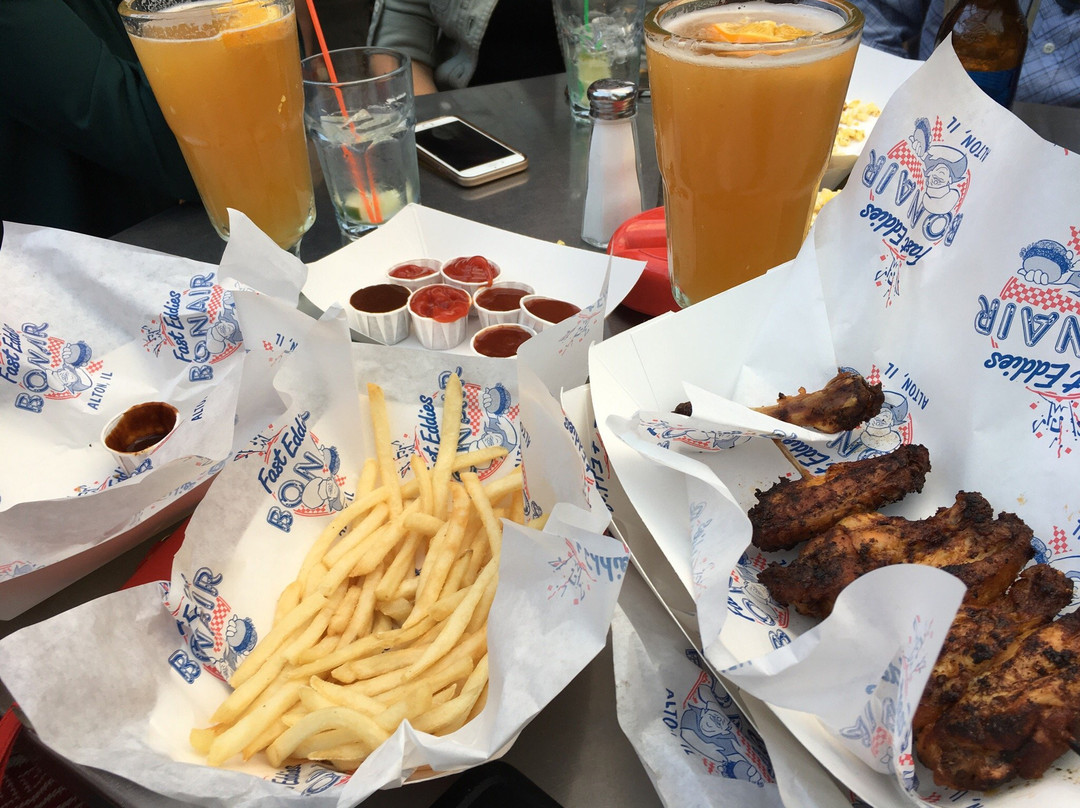 East Alton旅游景点-Fast Eddie's Bon-Air