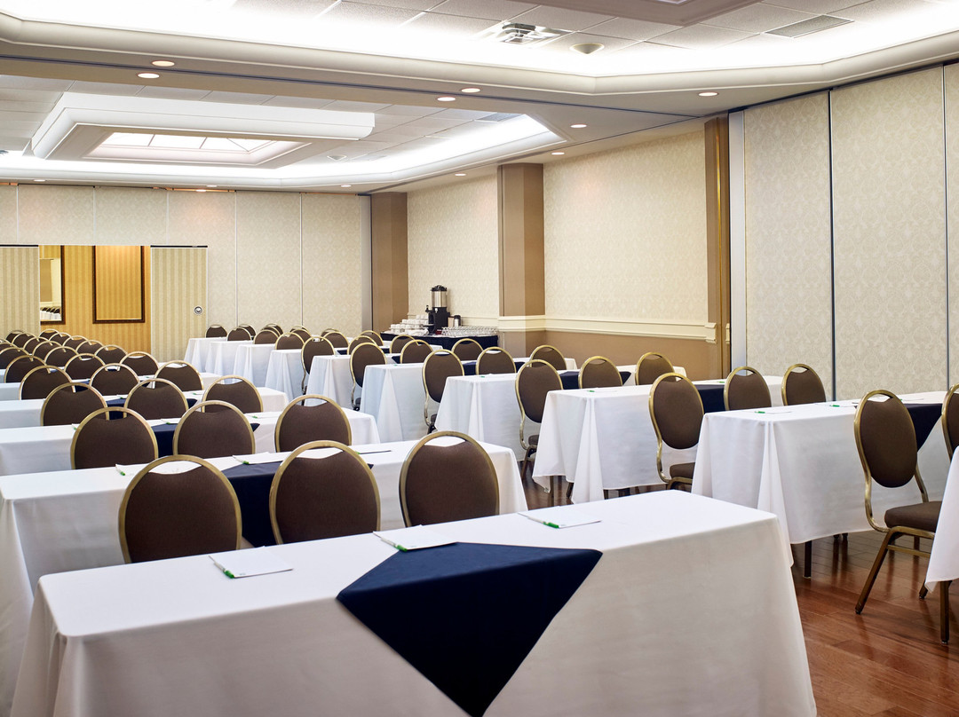 Holiday Inn & Suites Oakville @ Bronte By IHG主图