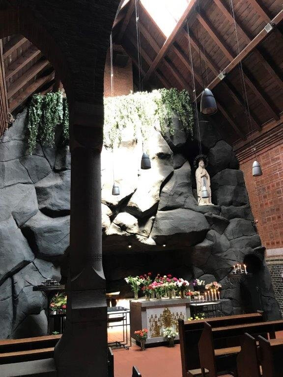 Our Lady of Lourdes (RC) Silent Center-斯赫弗宁恩必去景点