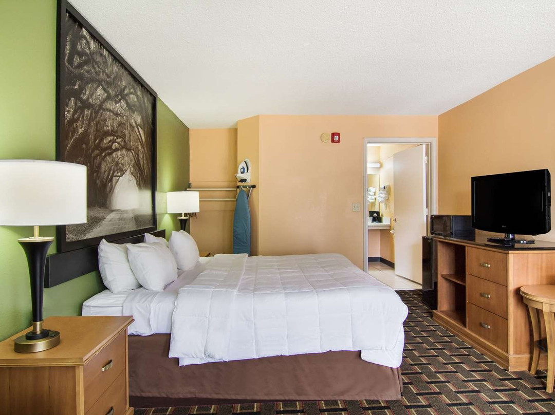 Americas Best Value Inn Darien主图