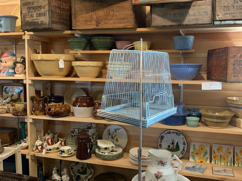 The Clutter Shop Antique and Vintage Desirables-Lubec必去景点