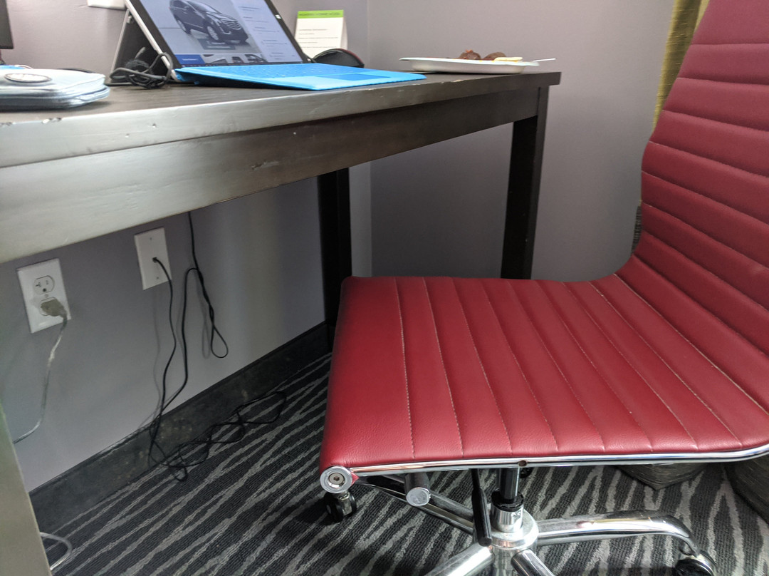 Airport Inn & Suites主图