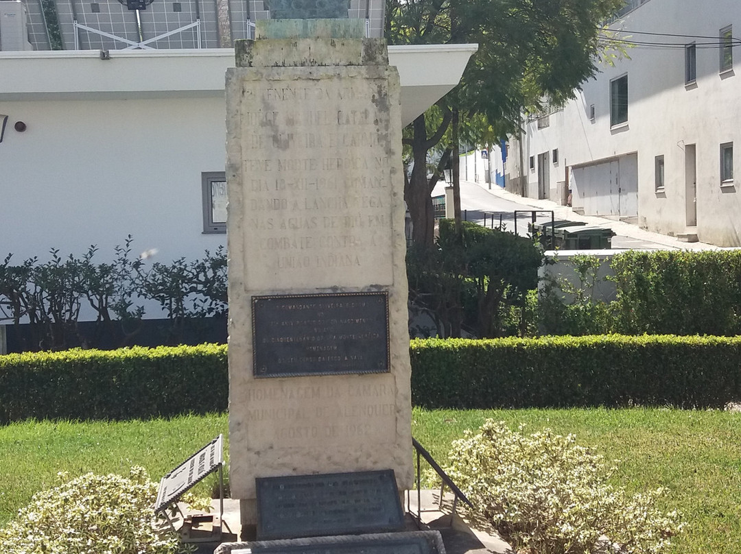 Busto Comandante Oliveira e Carmo景点图片