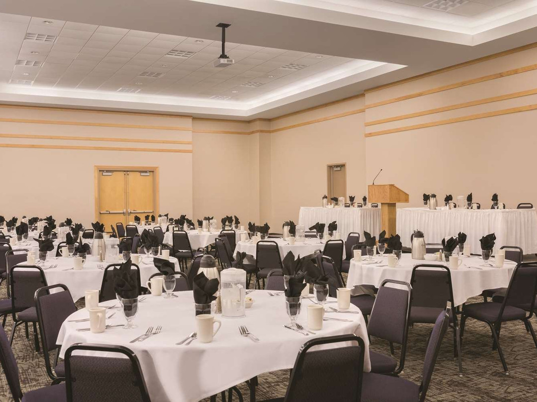 Country Inn & Suites by Radisson, Fergus Falls, MN主图