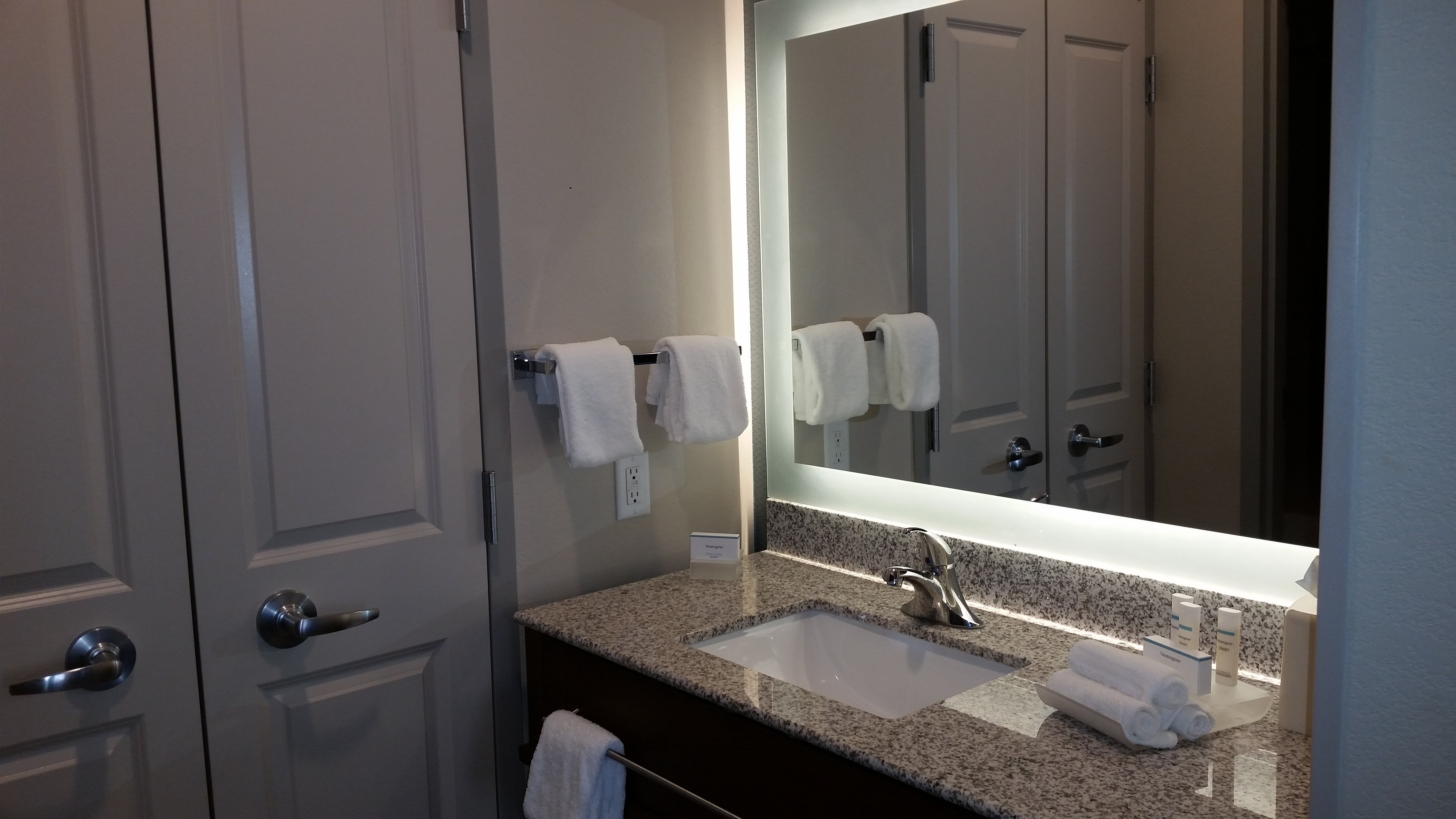 Homewood Suites By Hilton Wauwatosa Milwaukee-浴室