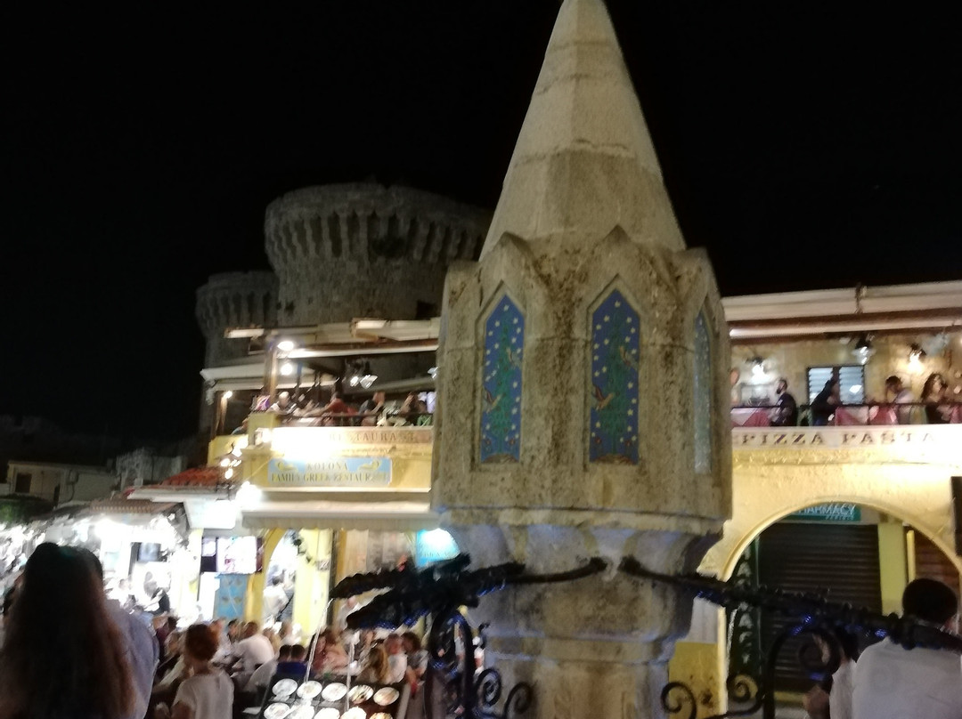 Evreon Martyron Square景点图片