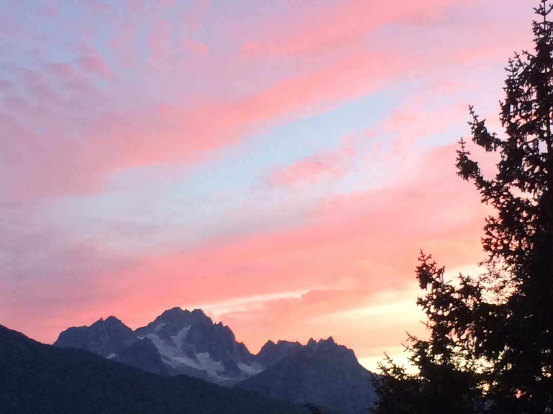 Cliffhanger B and B主图