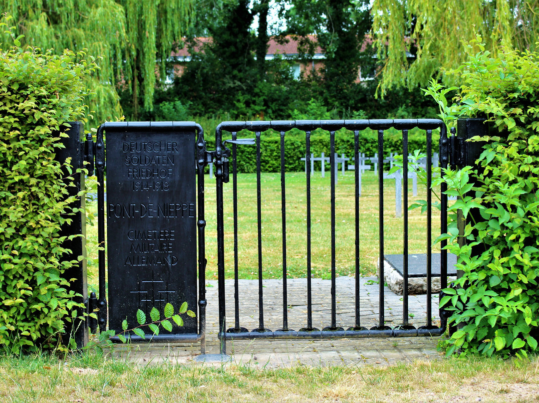 Pont-de-Nieppe German Cemetery景点图片