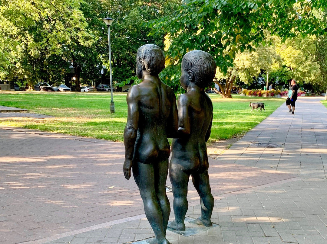Father and Son Sculpture-塔尔图必去景点
