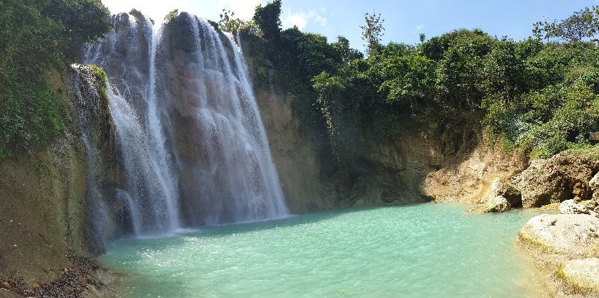 Ngelirip Waterfall景点图片