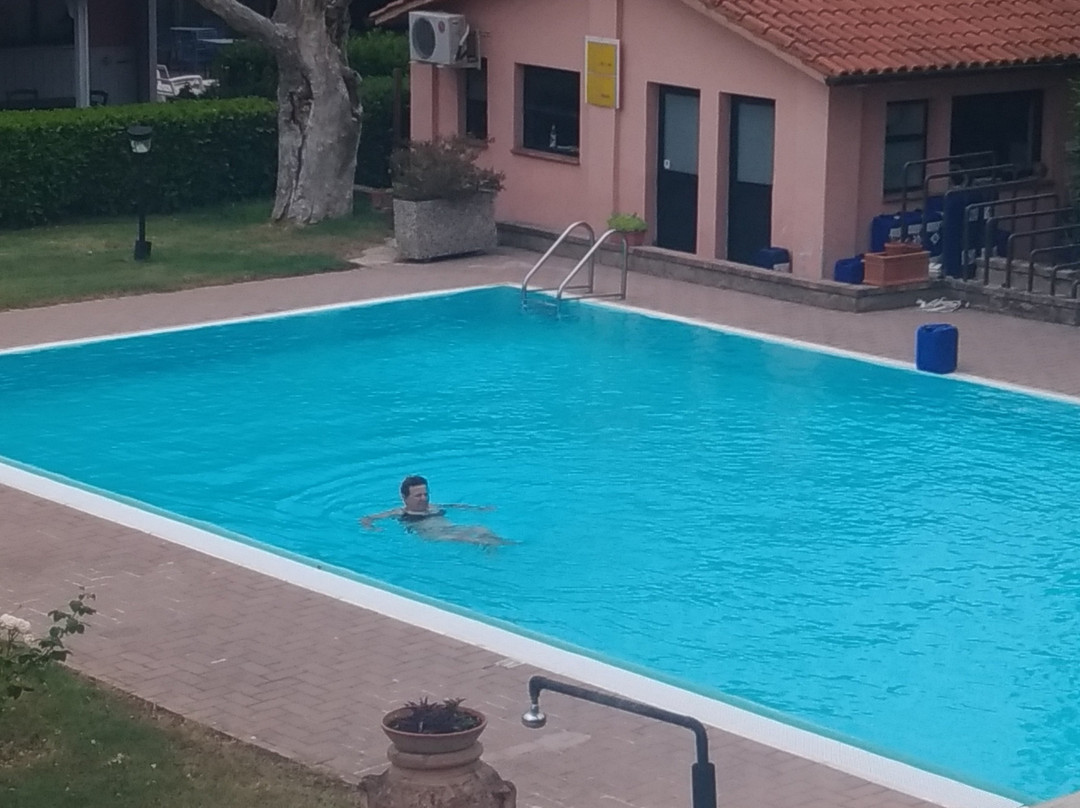 别墅湖泊酒店主图