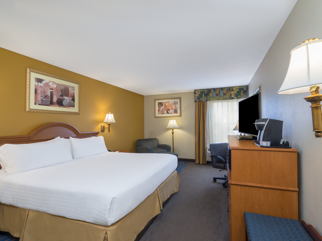 Clarion Pointe New Bern主图