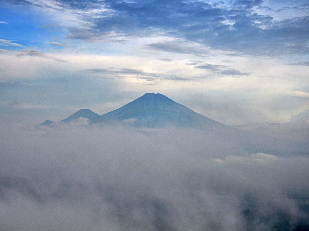 Suroloyo Peak景点图片