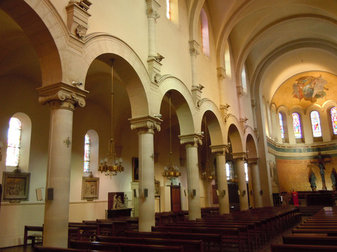 Eglise Saint Pierre-沙朗通桥必去景点