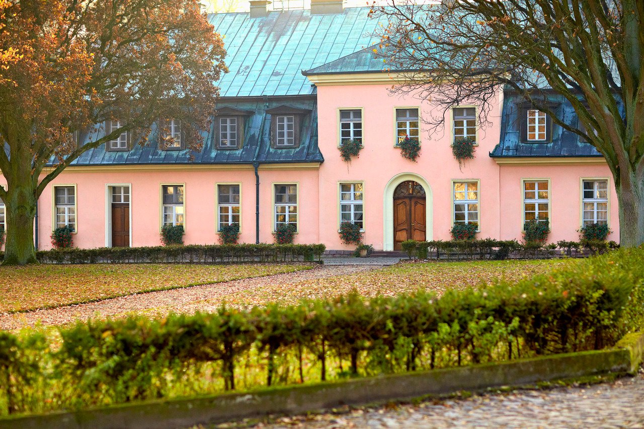 Dworek  Bielin-官方
