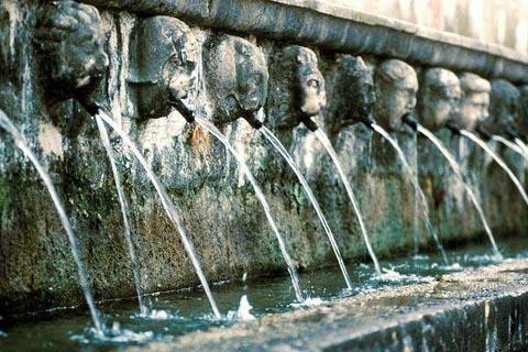 Fontana delle 99 Cannelle景点图片