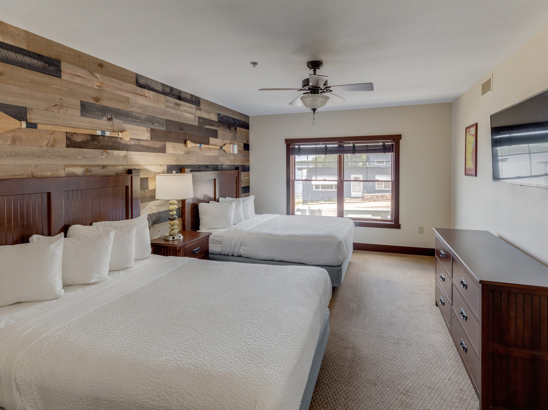 湖畔追逐渡假酒店主图