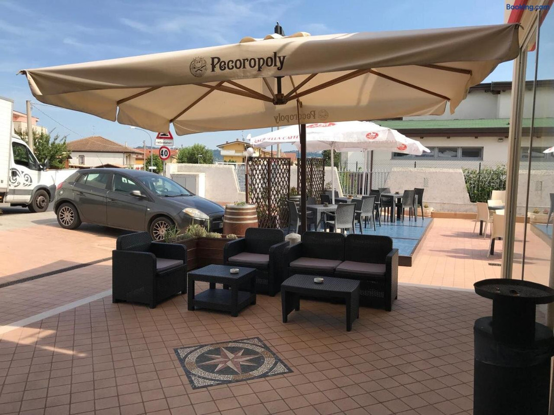 San Martino Bassa酒店住宿-B&B Ristorante Pizzeria Rosso di sera