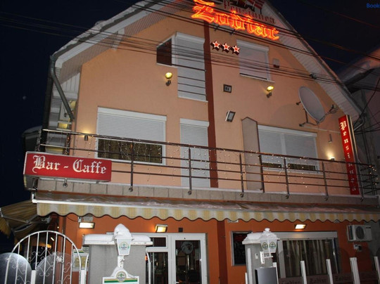 Sacalaz酒店住宿-Pensiunea Zodiac