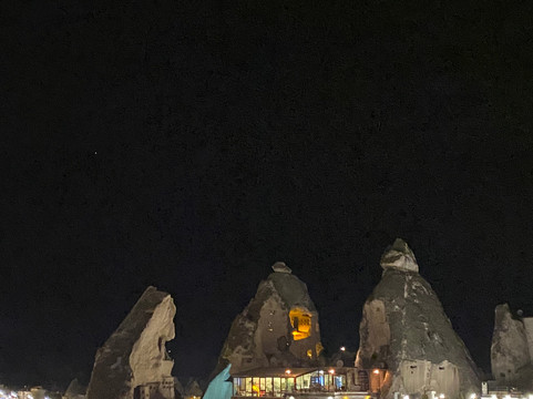 猫头鹰洞酒店主图