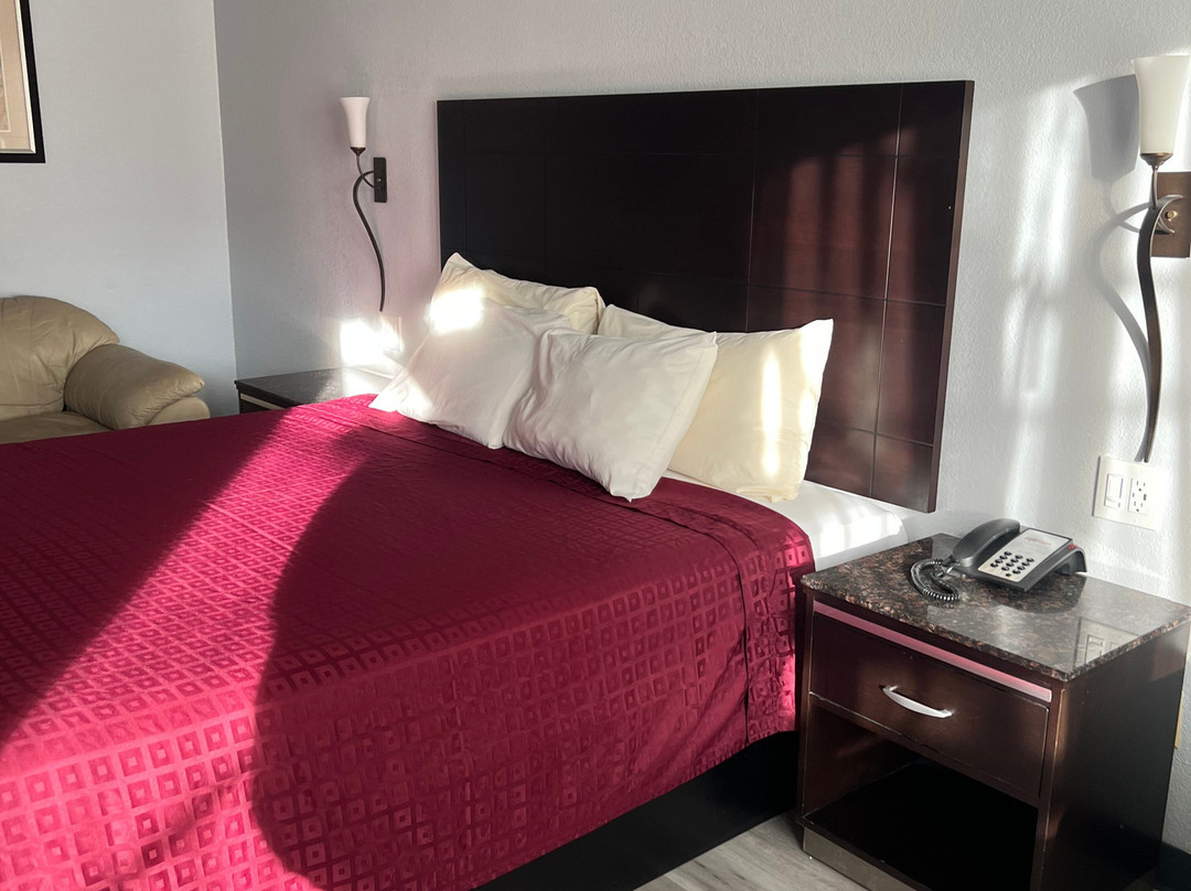 阿塔斯卡德罗速8酒店主图