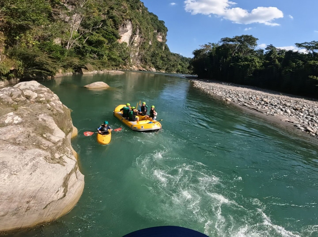 "Green Aventura: Descubre la Emoción del Rafting en el Increíble Cañón del Güejar"-Mesetas必去景点
