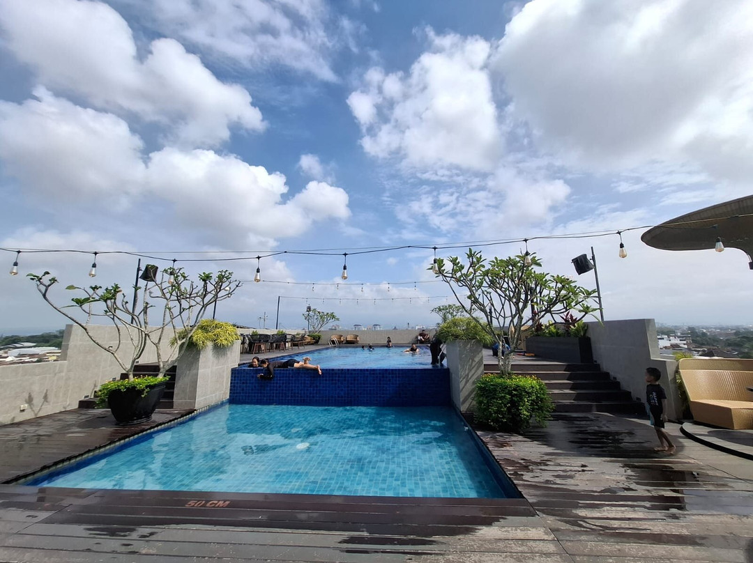 Ascent Hotel & Cafe Malang主图