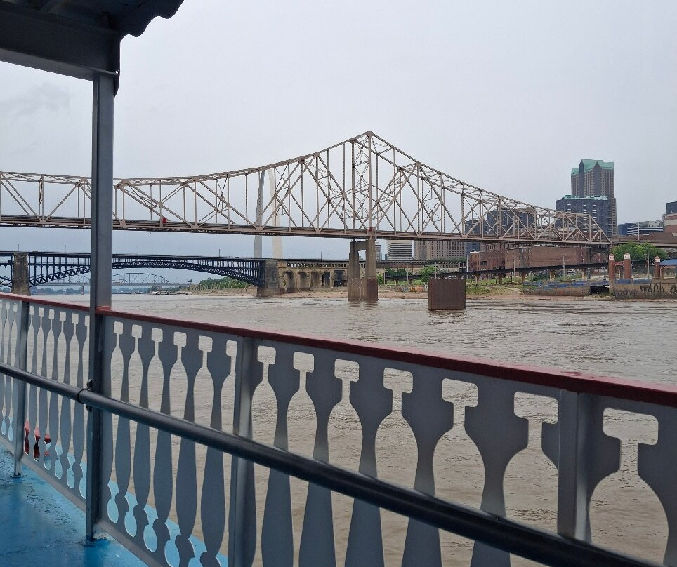 Riverboats at the Gateway Arch-圣路易斯必去景点