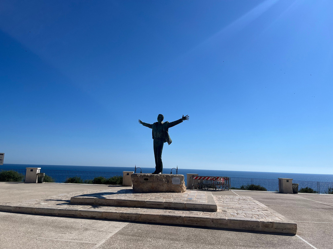 Statua di Domenico Modugno-波利尼亚诺阿马雷必去景点
