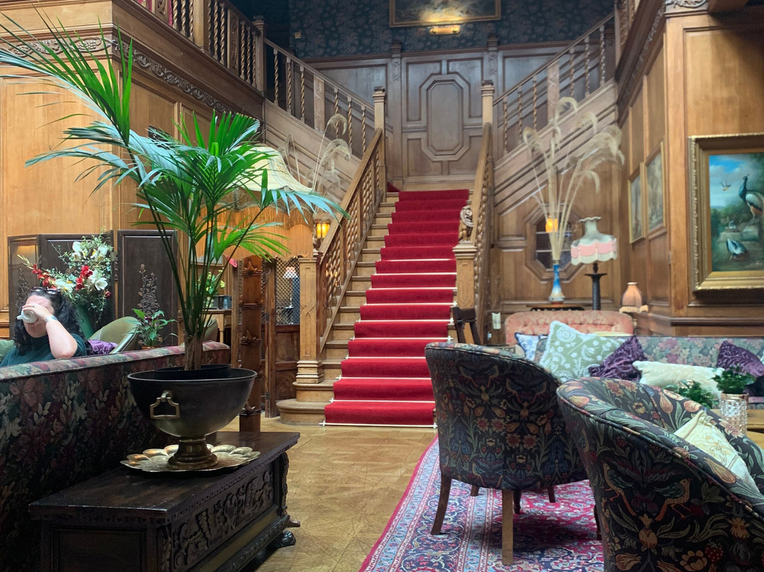 Lands of Loyal Hotel主图