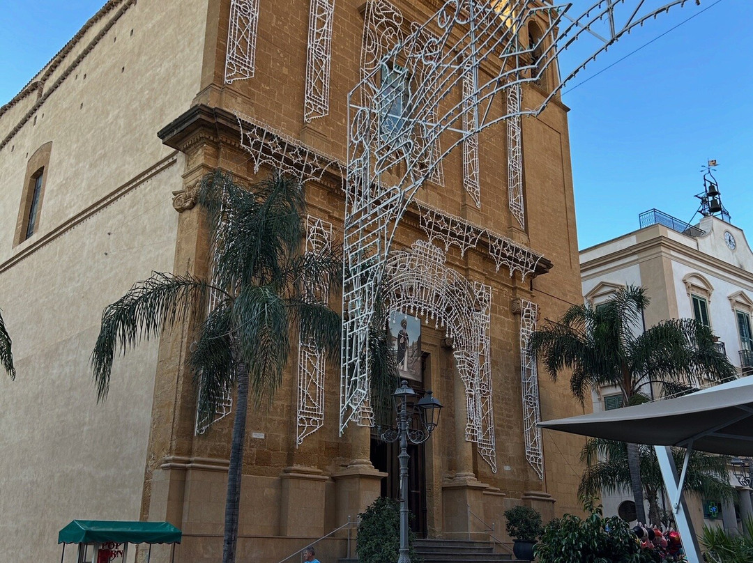 Statua del Commissario Montalbano-Porto Empedocle必去景点