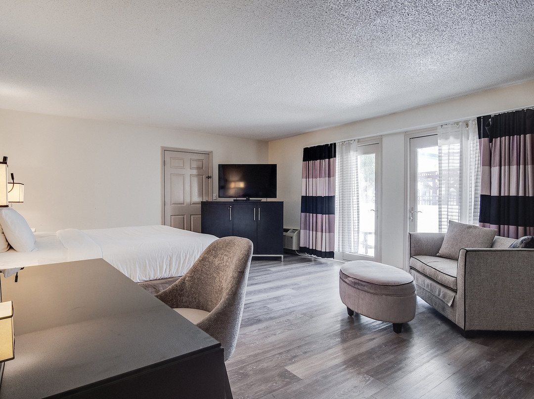 Cottonwood Suites Savannah Hotel & Conference Center