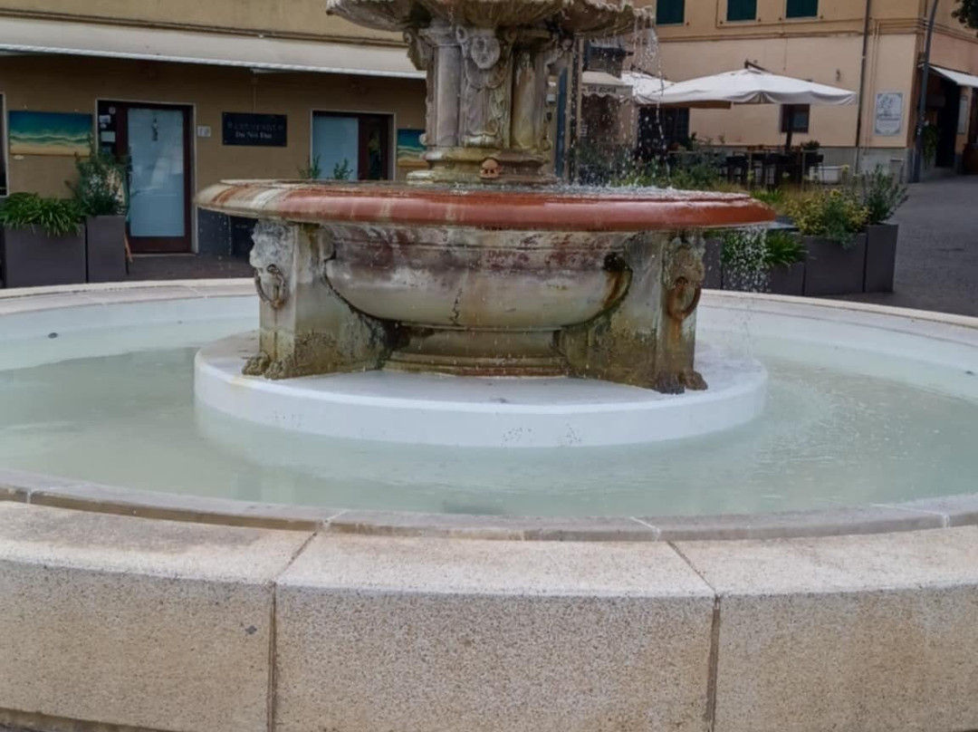Fontana Piazza Garibaldi-Pian D'Alma必去景点