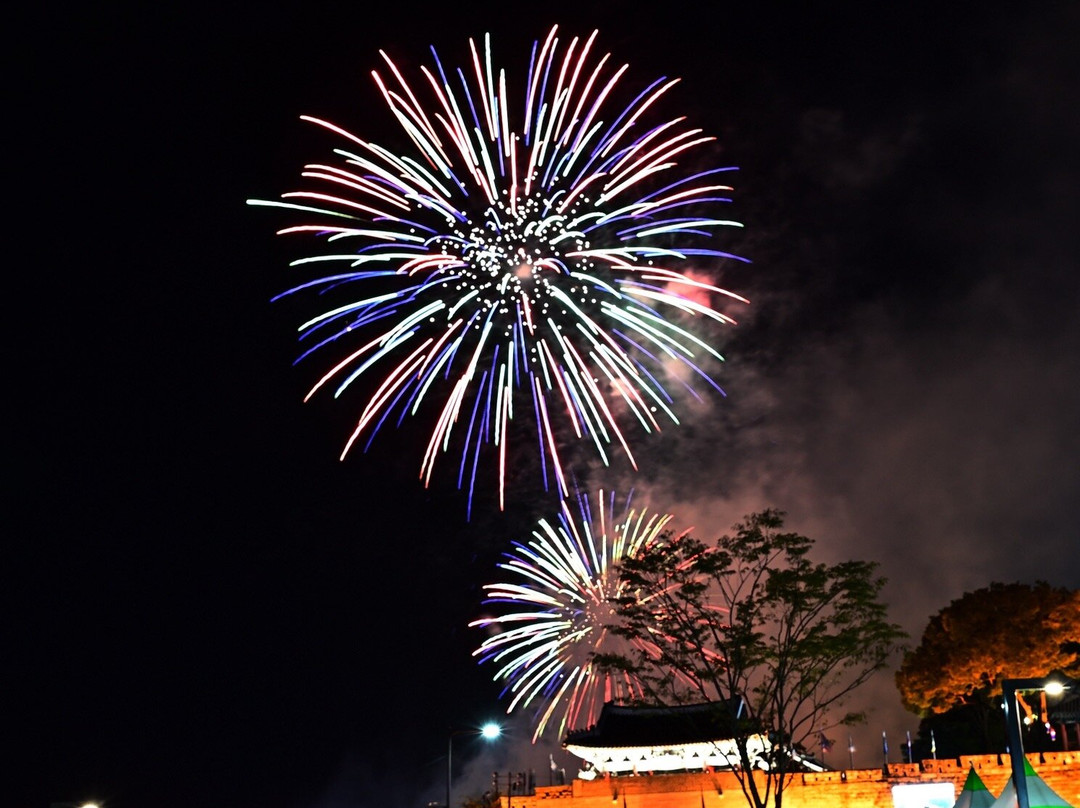 Jinju Namgang Yudeung Festival-晋州市必去景点