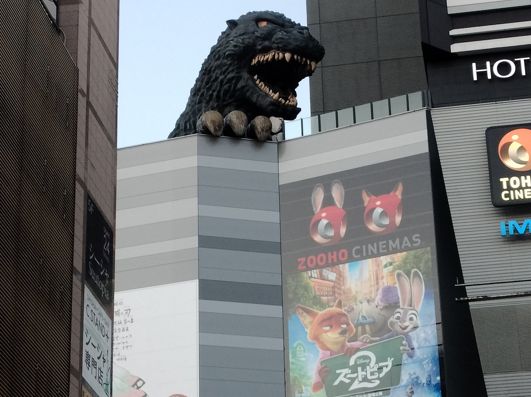 新宿哥斯拉等比头雕-Kabukicho必去景点