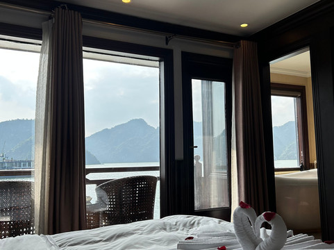 Erina Cruise-下龙湾必去景点