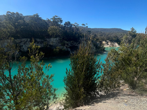 Little Blue Lake-South Mount Cameron必去景点