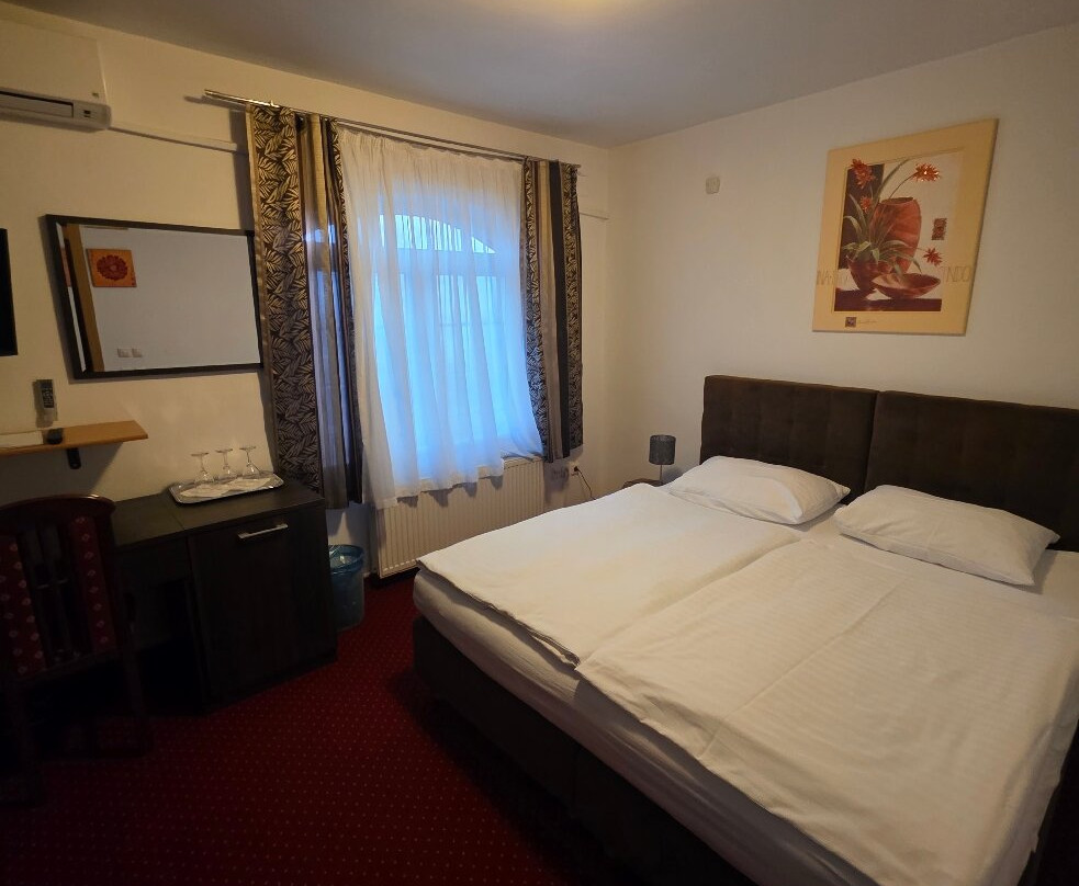 奥里昂酒店主图