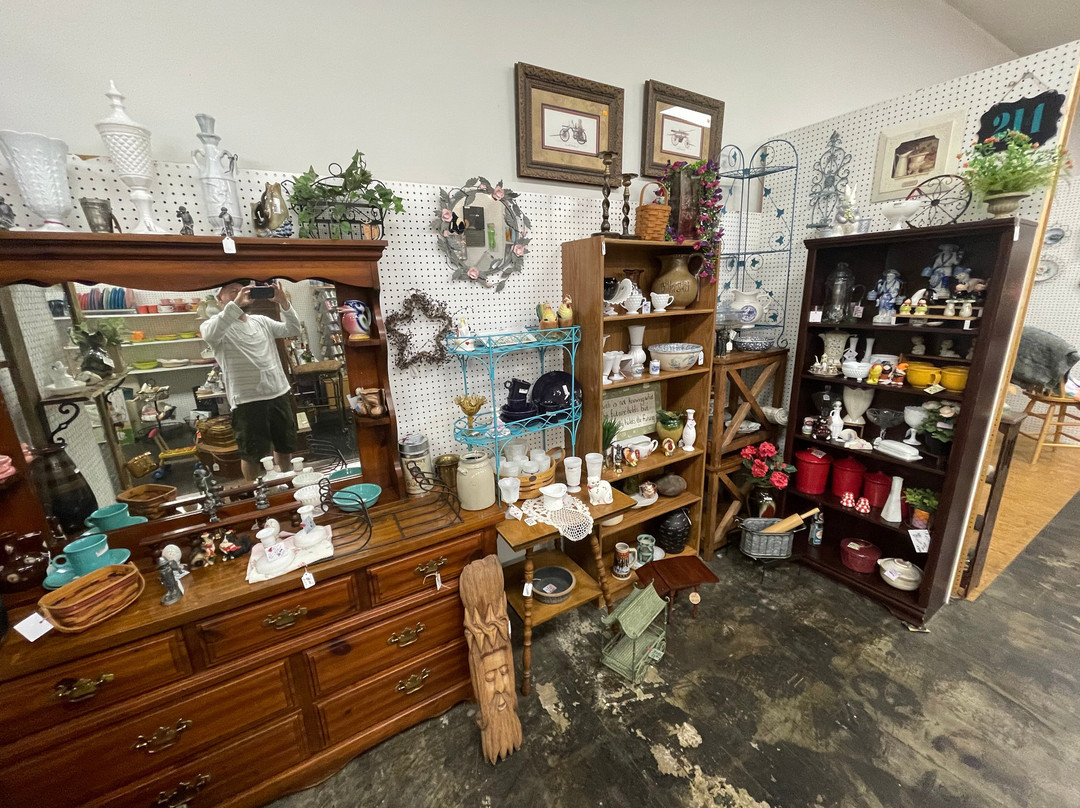 Flea Market Frenzy Vendor Mall-Newburgh必去景点