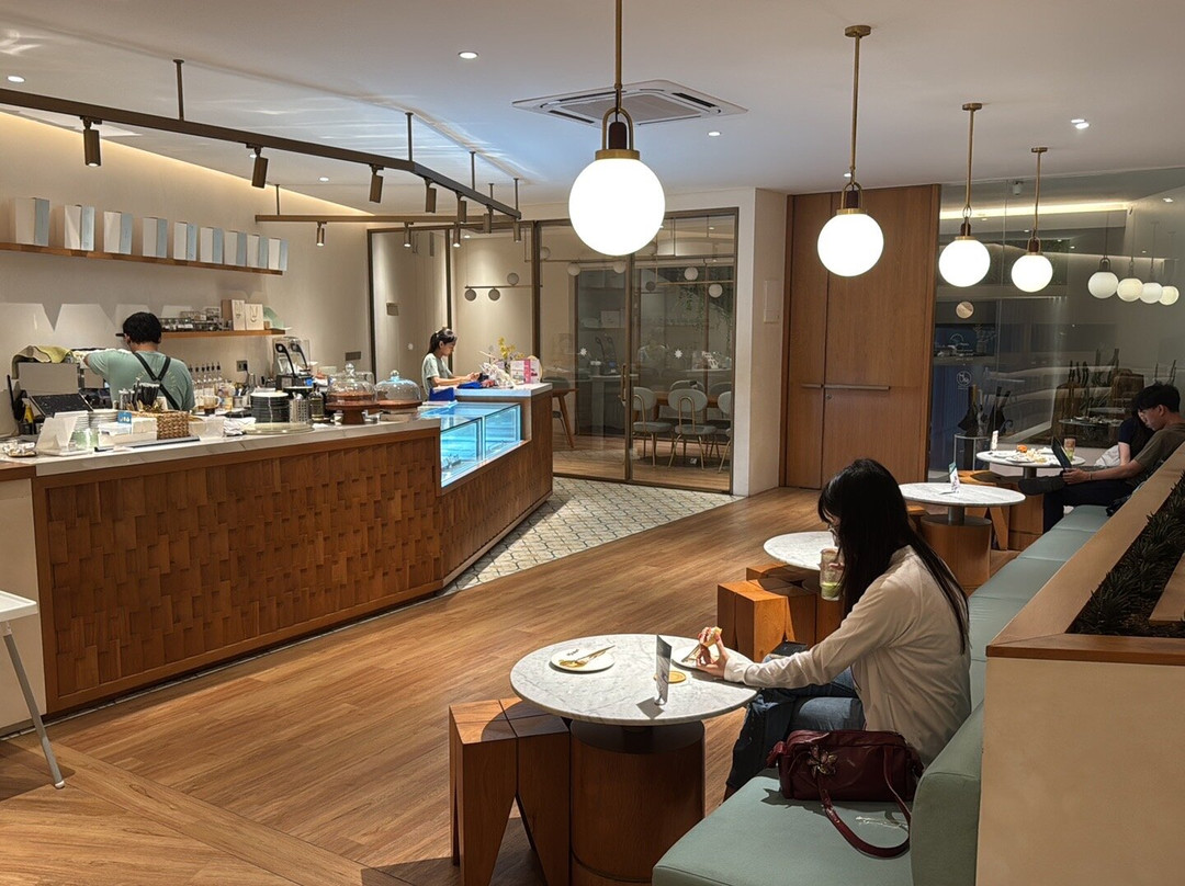 Cheri Patisserie & Brasserie