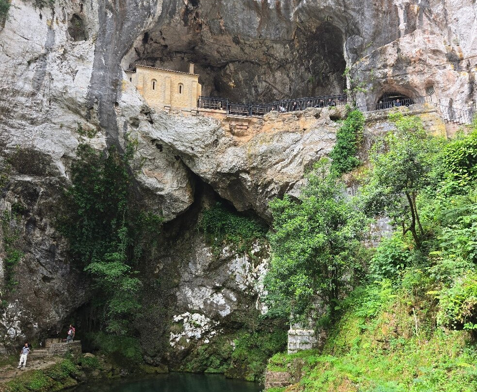 Santa Cueva de Covadonga-Covadonga必去景点