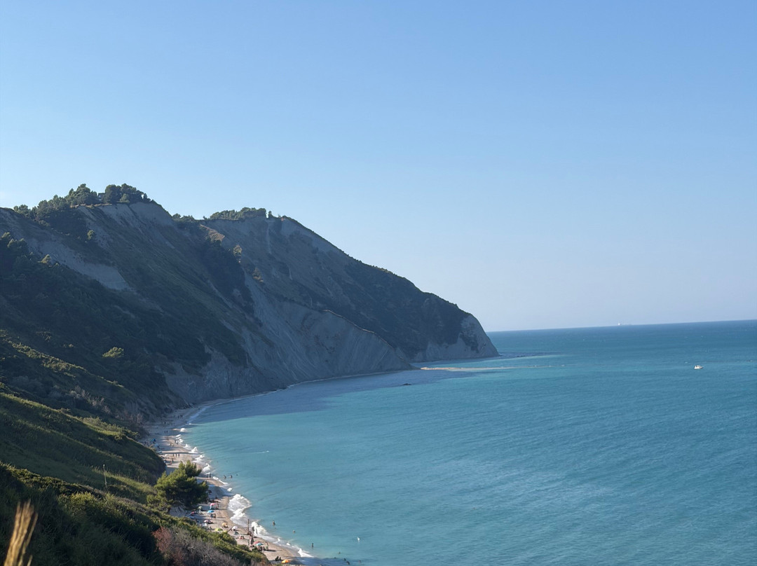 Spiaggia Mezzavalle-安科纳必去景点
