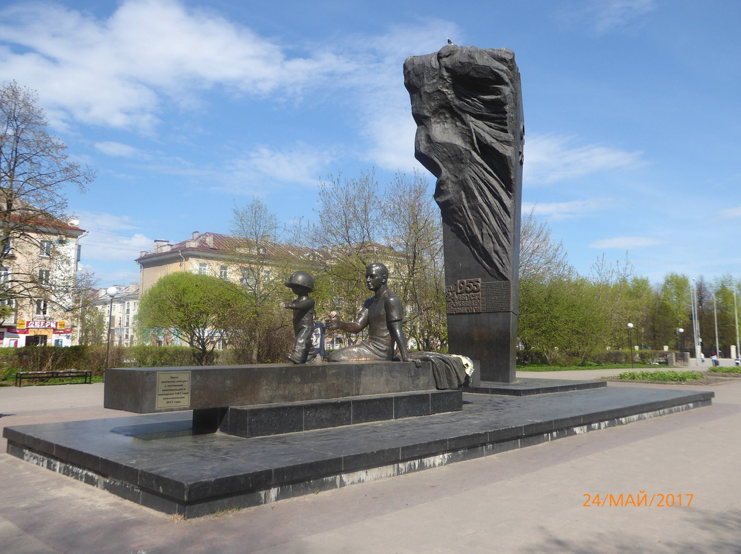 Monument to Metallurgists Preyemstvennost Pokoleniy景点图片