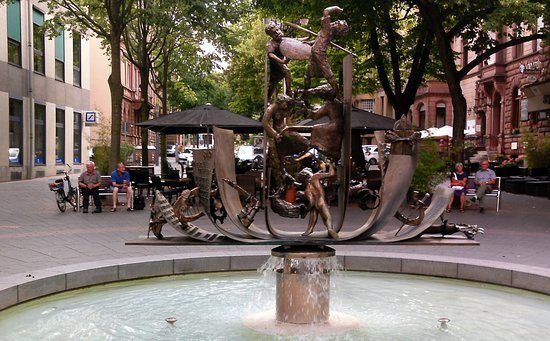 Nibelungenliedbrunnen-沃尔姆斯必去景点